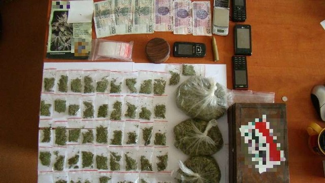 Podczas przeszukania policjanci znaleźli około 230 gramów suszu zidentyfikowanego jako marihuana.