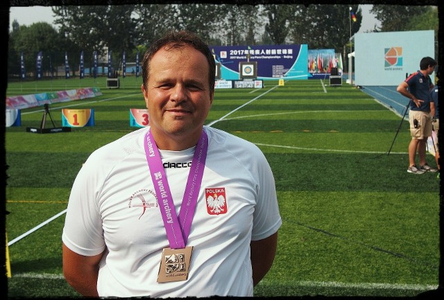 Ireneusz Kapusta ze Staszowa z kolegami z reprezentacji Polski zdobył brązowy medal w drużynie na mistrzostwach świata osób niepełnosprawnych w łucznictwie, które odbyły się w Pekinie