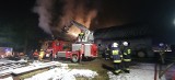 Olszowice. Pożar drewnianego domu wybuchł w środku nocy. Strażacy gasili ogień cztery godziny