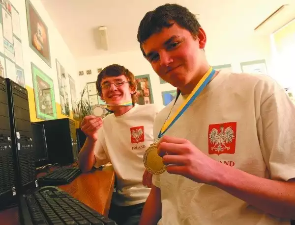 Srebrny medal dla Michała (od lewej), złoto dla Adriana. Z takimi sukcesami obaj licealiści wrócili ze Sztokholmu.