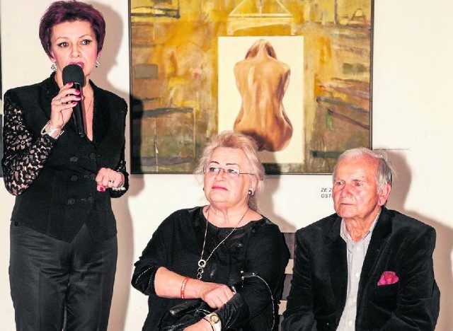 Artysta (na zdjęciu z żoną Wiesławą) nie lubi o sobie opowiadać. Sylwetkę malarza przypomniała dyrektor galerii Jolanta Chwałek.