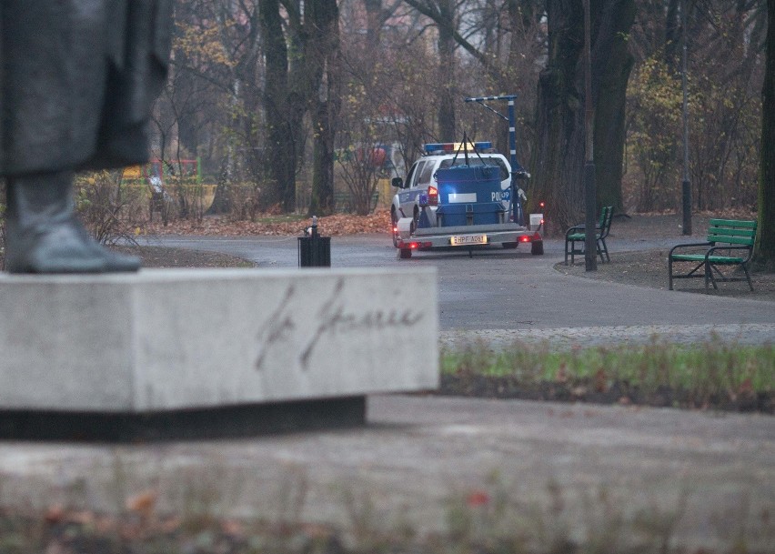 Policyjna akcja na Jaracza w Łodzi. Ktoś zostawił podejrzaną teczkę na chodniku [ZDJĘCIA]