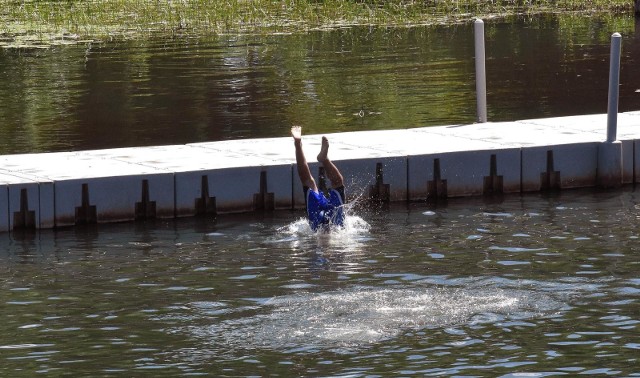 Zdjęcie ilustracyjne. 36-letni mężczyzna skoczył na "główkę" do jeziora w Łasinie. Doznał urazu kręgosłupa.