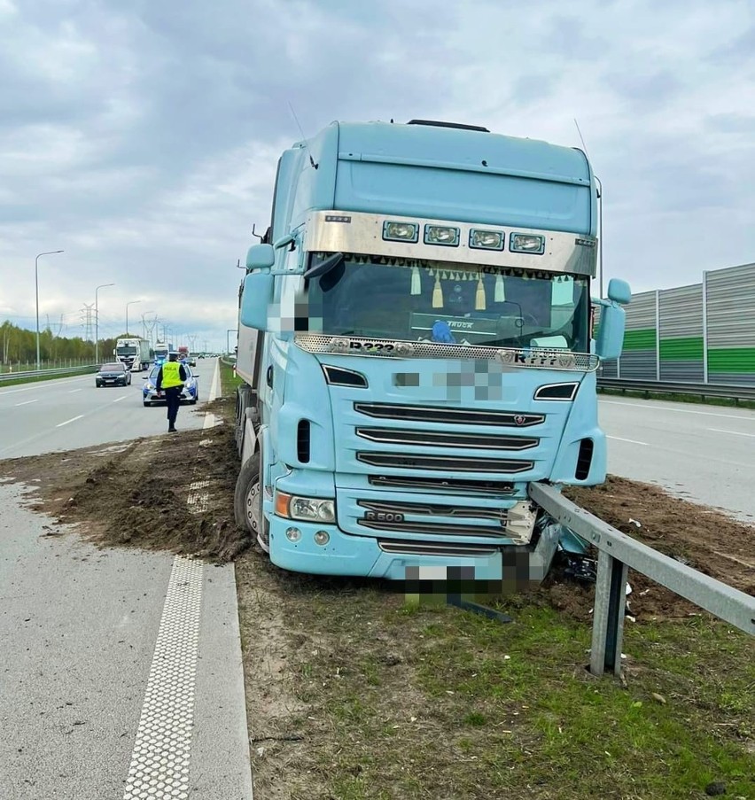 Wypadek na autostradzie A1 w okolicach Radomska. Tir najechał na bariery. ZDJĘCIA
