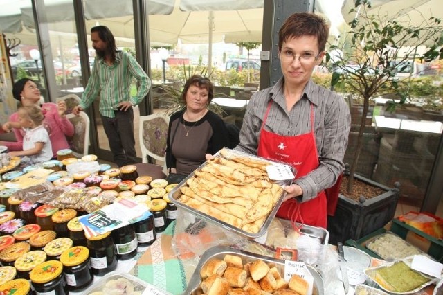 Alicja Podstawka z Domaszowic, którą często można spotkać na Eko - Bazarze w niedzielę częstowała naleśnikami z jabłkami w Best Western Grand Hotelu.