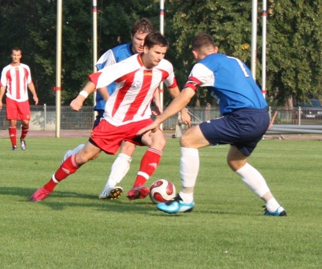 Adrian Zietek (z piłką) zagra prawdopodobnie w ataku, zastępując Daniela Ciupińskiego