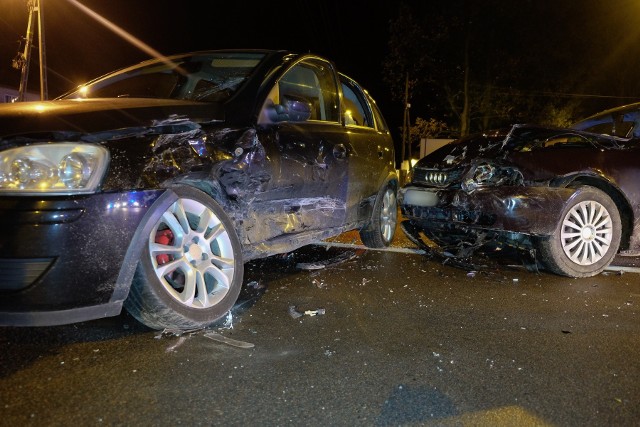 W sobotę na drodze wojewódzkiej nr 884 w Nienadowej w pow. przemyskim, doszło do wypadku.Na skrzyżowaniu opel zderzył się z audi. Jedna osoba została poszkodowana. Karetka pogotowia ratunkowego przetransportowała ją do szpitala w Przemyślu.Aktualizacja, godz. 13.00- Kierujący oplem corsa, 25-latek z pow. przemyskiego wyjeżdżając z drogi podporządkowanej nie ustąpił pierwszeństwa prawidłowo poruszającemu się drogą główną kierującemu audi A4, mieszkańcowi pow. przemyskiego – powiedziała sierż. szt. Marta Fac z KMP w Przemyślu.Niegroźnych obrażeń doznała 19-letnia pasażerka z opla. Karetka przetransportowała ją do szpitala na badania. Kierujący byli trzeźwi.- Okoliczności zdarzenia będą wyjaśnianie w toku prowadzącego postępowania w sprawie o wykroczenie – dodała sierż. szt. Fac.