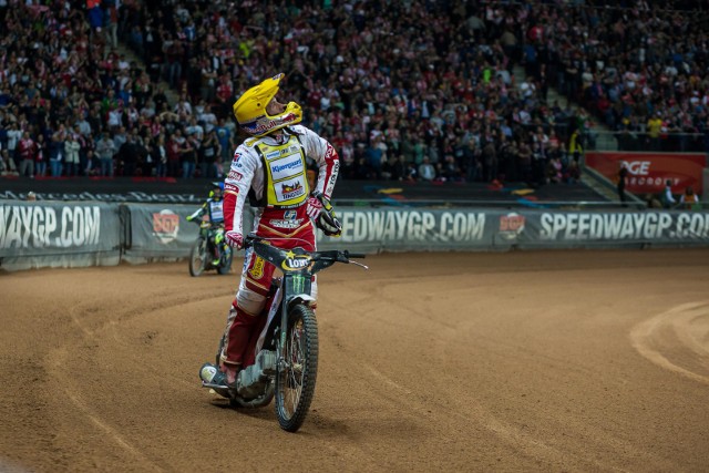 Grand Prix Szwecji w pięknym stylu wygrał Maciej Janowski. Na najniższym stopniu podium stanął Bartosz Zmarzlik.