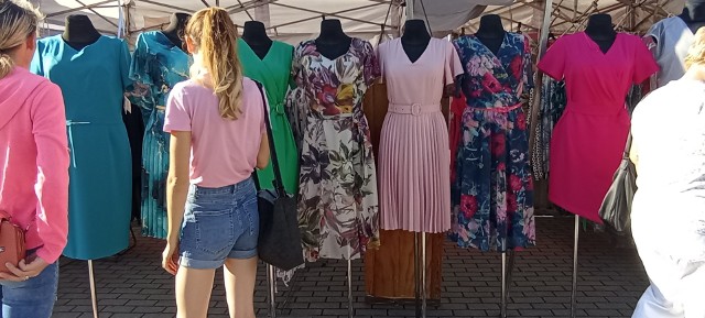  W czwartek na targowisku w Jędrzejowie był duży wybór modnych sukienek. Zobaczcie je na zdjęciach >>>