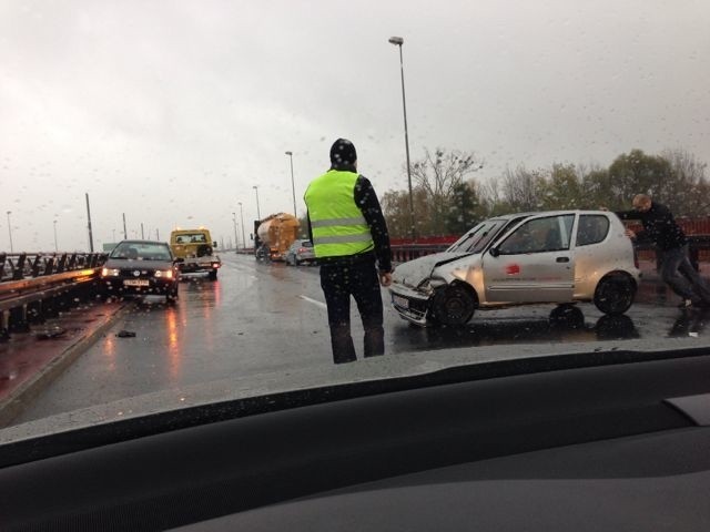 Kolizja rano na moście Pionierów w Szczecinie