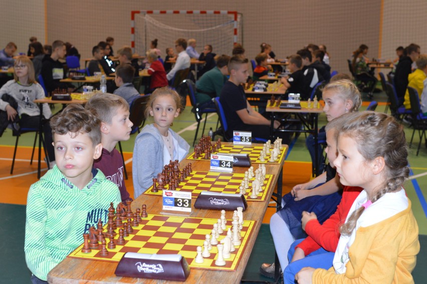 Młodzi adepci szachów z Kujawsko-Pomorskiego spotkali się w Tucholi na szachowym turnieju [zdjęcia]