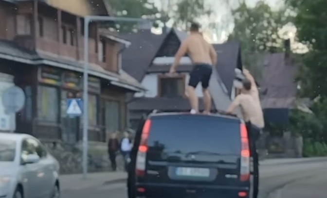 Szalona zabawa na wieczorze kawalerskim. Półnadzy mężczyźni ze Świętokrzyskiego tańczyli na dachu jadącego samochodu. Zobacz film i zdjęcia