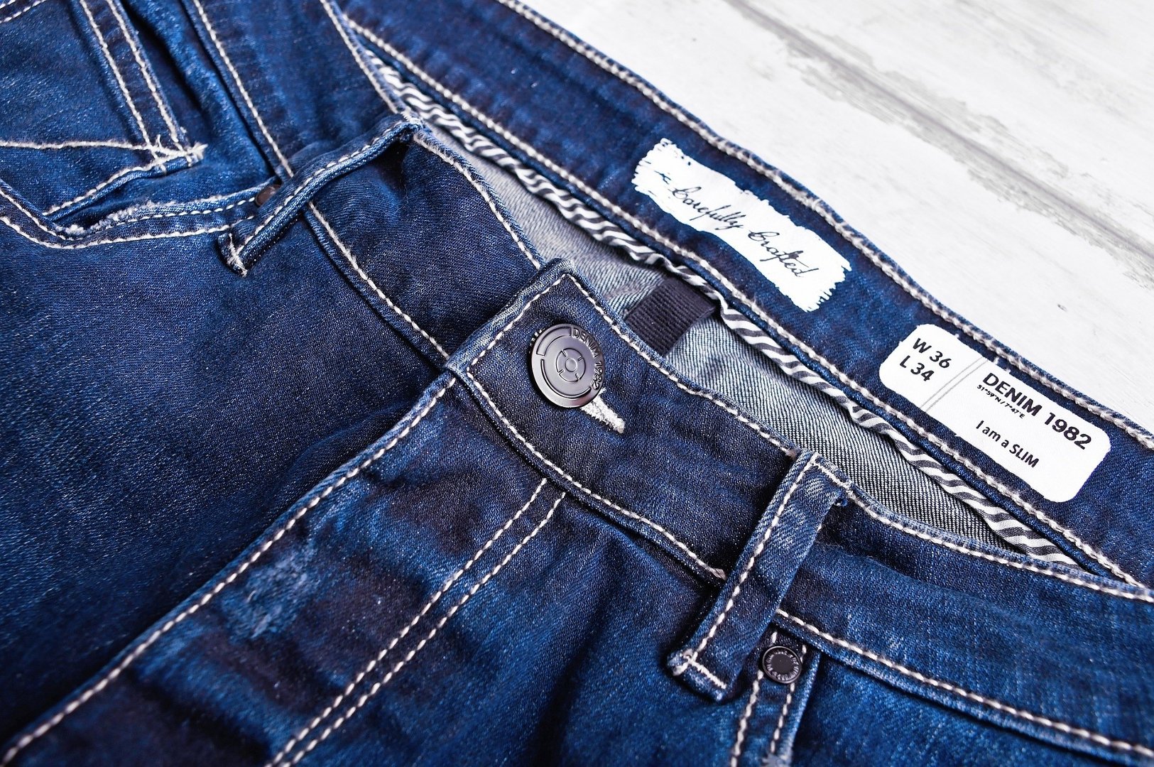Jak prawidłowo prać jeansy? Te triki warto znać. Sprawdź, jak dbać o  ubrania z jeansu, żeby zachowały kolor i fason jak najdłużej | RegioDom