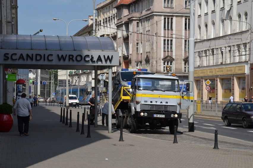 Wrocław: Policyjny radiowóz trafił na lawetę (ZDJĘCIA)