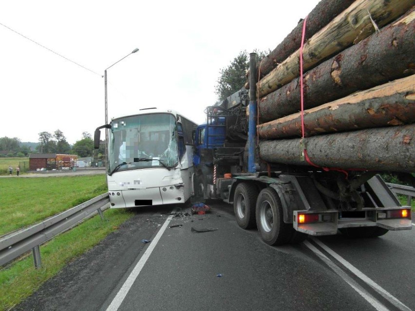 Wypadek w Czchowie. Zderzył się autobus i ciężarówka [ZDJĘCIA]