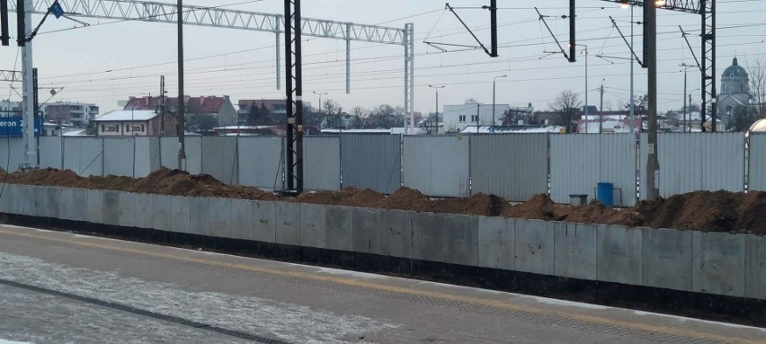 We Włocławku trwa przebudowa peronu nr 2. Prace mają...