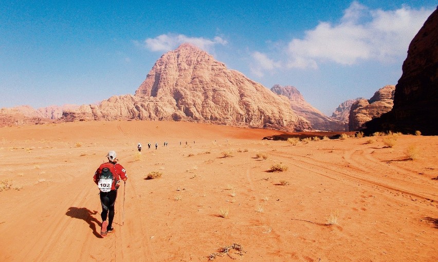 Gdańszczanin przebiegł z ekwipunkiem pustynię w Jordanii. Chce pokonać trzy kolejne
