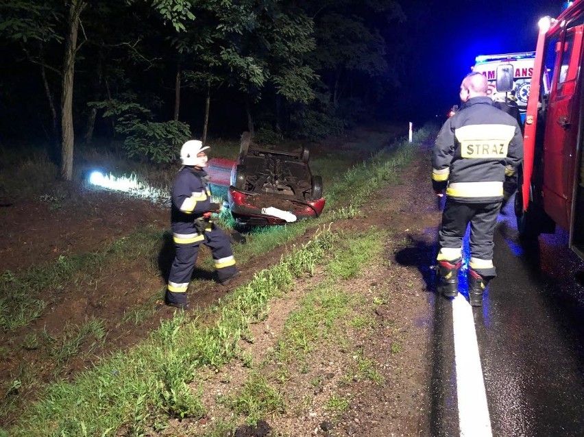 W nocy w Przyłubiu dachowało auto. To kolejny wypadek na...