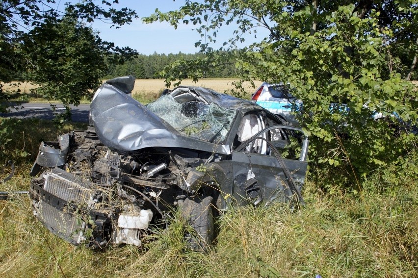 Poważny wypadek koło Głobina. Auto uderzyło w drzewo [ZDJĘCIA]