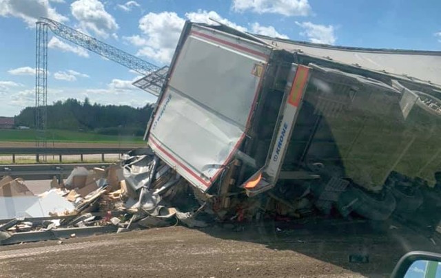 Wypadek tira na S8 w Rzędzianach