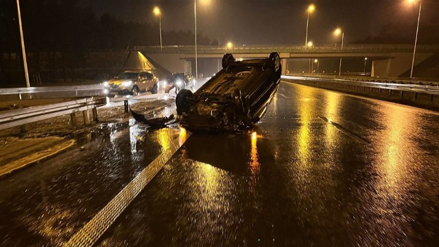 Na drodze wojewódzkiej 309 pod Lesznem dachowało auto osobowe.