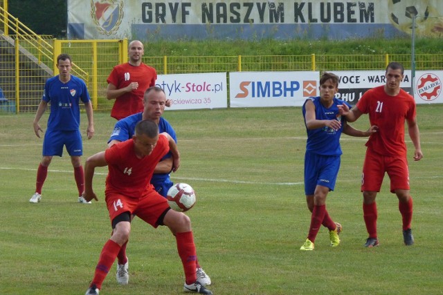Piłkarze Gwardii Koszalin i Gryfa Słupsk (czerwone koszulki) podczas ubiegłorocznego meczu sparingowego.