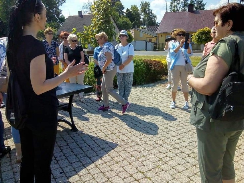 Słuchacze Uniwersytetu Trzeciego Wieku zwiedzali Wąchock nietypowymi ścieżkami (ZDJĘCIA)