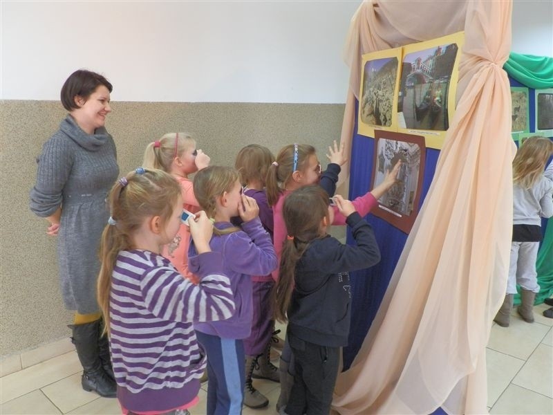 Dzieci chętnie oglądały wystawę w Gminnym Ośrodku Kultury w...