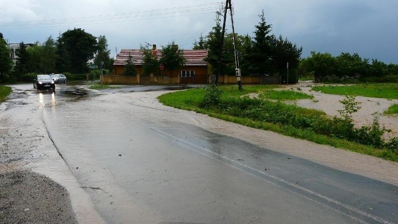 Księginice, tuż za zjazdem z A4, wielkie kałuże po nawałnicy