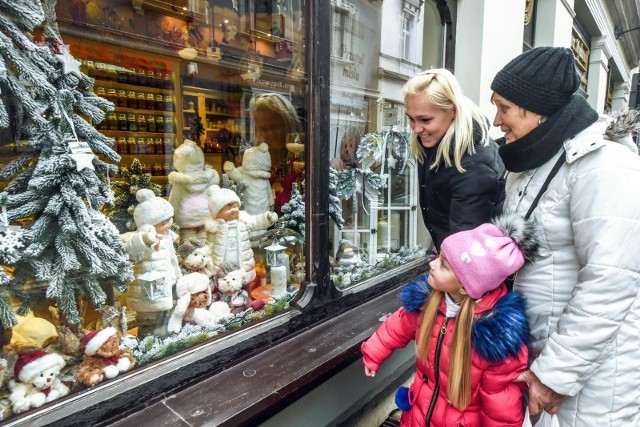 Świąteczne prezenty pod choinkę: Trwa szał zakupów. Przed galeriami handlowymi brak miejsc parkongowych