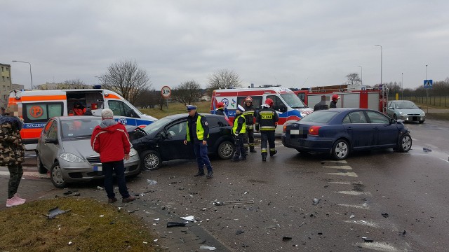 W wyniku wymuszenia pierwszeństwa przejazdu przez kierowcę toyoty doszło do poważnego wypadku na ulicy Kołobrzeskiej w Szczecinku. Jedna osoba trafiła do szpitala. Wypadek miał miejsce w sobotnie popołudnie na skrzyżowaniu ulicy Kołobrzeskiej z drogą dojazdową do garaży na osiedlu Zachód. Z wstępnych ustaleń wynika, że wyjeżdżający z niej kierowca toyoty nie zauważył jadącego z prawej strony fiata. Toyota uderzyła w fiata i zepchnęła go w stojące po przeciwległej stronie ulicy Kołobrzeskiej auto marki mercedes. W efekcie wszystkie pojazdy zostały poważnie uszkodzone. Mocno ucierpiał także kierowca fiata, którego karetka zabrała do szpitala. Okoliczności wypadku wyjaśni policja.Zobacz także: Szczecinek: Wypadek na trasie Sitno - Dziki