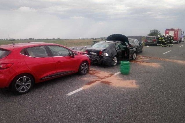 Policjanci z Chełmna zgłoszenie o zdarzeniu na 115 kilometrze Autostrady A1 otrzymali około godziny 11.30. W kolizji udział brały cztery pojazdy: Renault Clio, Seat, BMW oraz Volkswagen. Sprawca kolizji – kierowca Volkswagena – nie zachował bezpiecznej odległości od poprzedzającego go BMW i najechał na tył tego pojazdu. Został ukarany mandatem i punktami karnymi.Jak ustalili policjanci, kierowcy byli trzeźwi.Po godzinie 14 oba pasy autostrady były przejezdne.