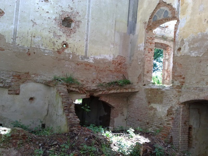 Palac w Otoku
Palac w Otoku popada w ruine.