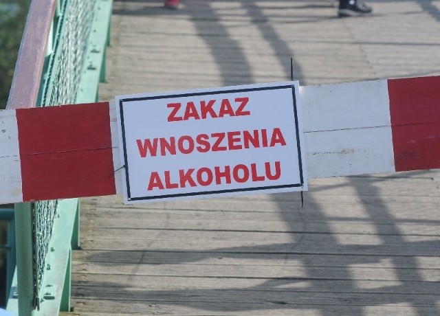 Nietrzeźwość lub picie alkoholu w miejscu pracy może się zakończyć zwolnieniem bez wypowiedzenia.