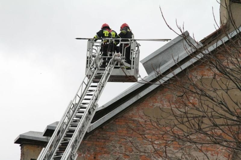 Około godz. 12 przyjechał kolejny zastęp straży pożarnej i...