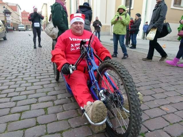 Leszek Bohl - niepełnosprawny sportowiec -LB na starcie półmaratornu św. mikołajów