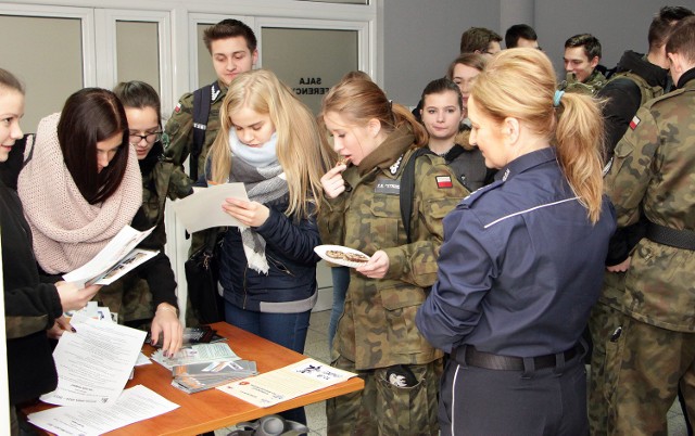 Z młodzieżą o bezpieczeństwie w mieście rozmawiała m.in. Marzena Solochewicz-Kostrzewska, oficer prasowy policji.