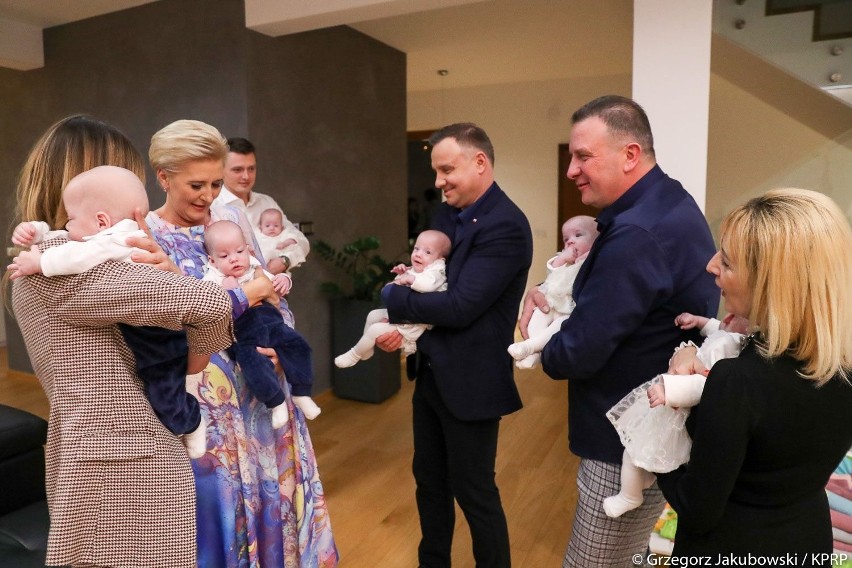 Prezydent RP Andrzej Duda z żoną odwiedził sześcioraczki z Tylmanowej [ZDJĘCIA]