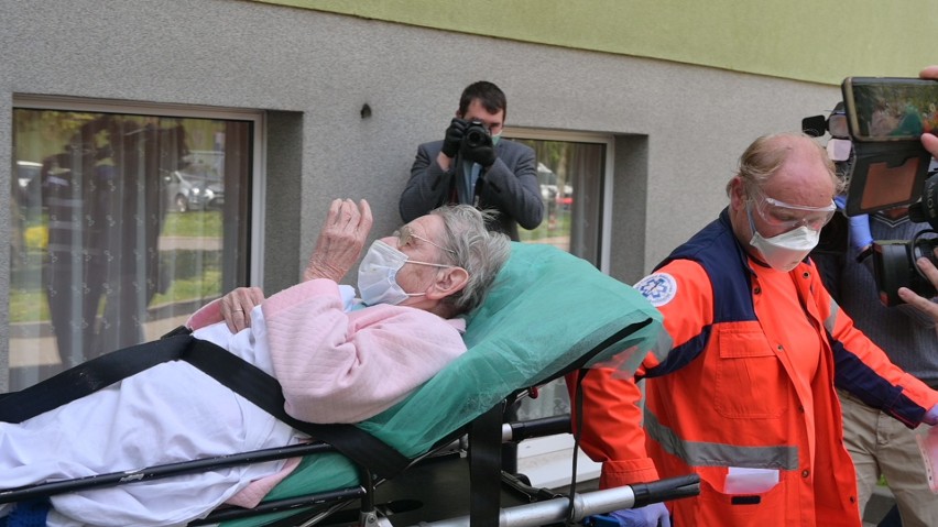 103-letnia Teresa Wójcik opuściła szpital w Koźlu. Najstarsza Polka wyleczona z koronawirusa wróciła w poniedziałek do domu