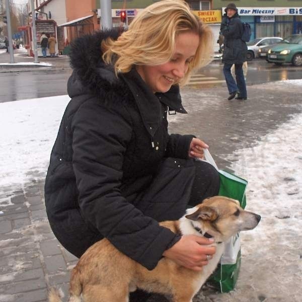 Barbara Paź z Tarnobrzega: - Mój pies bardzo boi się wystrzałów. Chowam go tam, gdzie nie dochodzą odgłosy petard. W sylwestra daję mu sprawdzone leki uspokajające.
