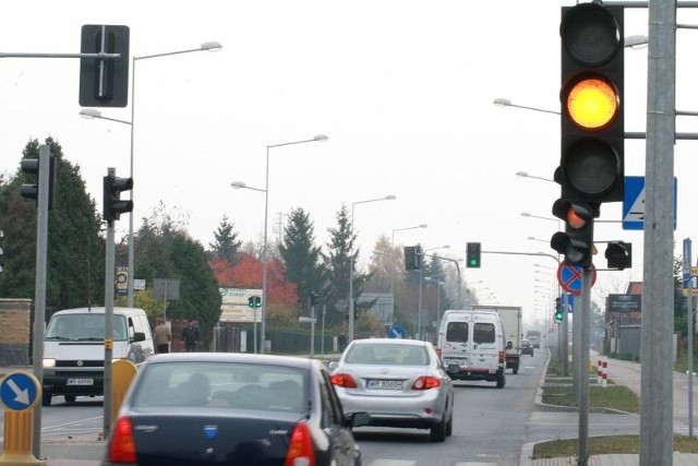 Światła na sąsiadujących ze sobą skrzyżowaniach ulic Słowackiego ze Skaryszewską i Idalińską oraz Słowackiego i Malenicką włączane są na przemian, bo... tworzyły się gigantyczne korki.