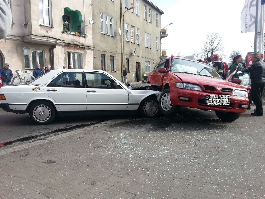 Mercedes uderzył w bok nissana