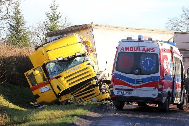 Trwa usuwanie skutków wypadku, do którego doszło dziś w pobliżu miejscowości Zalesie na trasie Sępólno - Tuchola. 