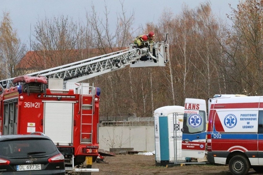 Pracownik budowy stracił przytomność w kabinie żurawia. Do akcji wkroczyli strażacy z Legnicy [ZDJĘCIA]