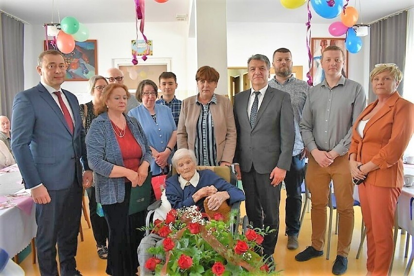 Takie urodziny zdarzają się rzadko. Pani Stefania z Krasnegostawu skończyła 100 lat. Zobacz zdjęcia