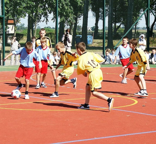 Z okazji otwarcia boiska odbył się tam mecz piłkarski pomiędzy uczniami klasy piątej i szóstej