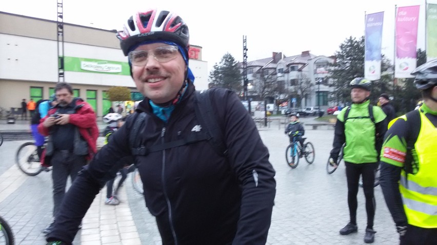 Pierwszy w tym roku Night Biking. Rowerzyści wzięli udział w nocnym rajdzie ZDJĘCIA