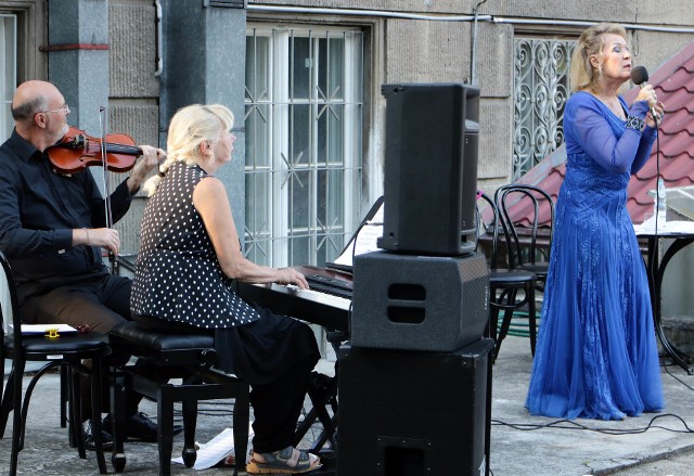 W sobotni wieczór w ogrodzie Biblioteki Miejskiej w Grudziądzu odbył się koncert ballad i romansów Anny German, Bułata Okudżawy, Siergieja Jesienina oraz Mariny Cwietajewej w wykonaniu Krystyny Sulżyckiej. Koncert został zorganizowany w ramach Grudziądzkiego Budżetu Obywatelskiego. Wniosek do GBO - w ramach projektów "miękkich" - złożyła Zilia Tomaszewska.