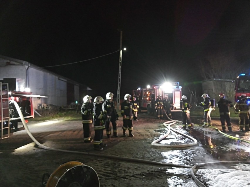 Pożar garażu koło Czaplinka. Spłonął ciągnik rolniczy