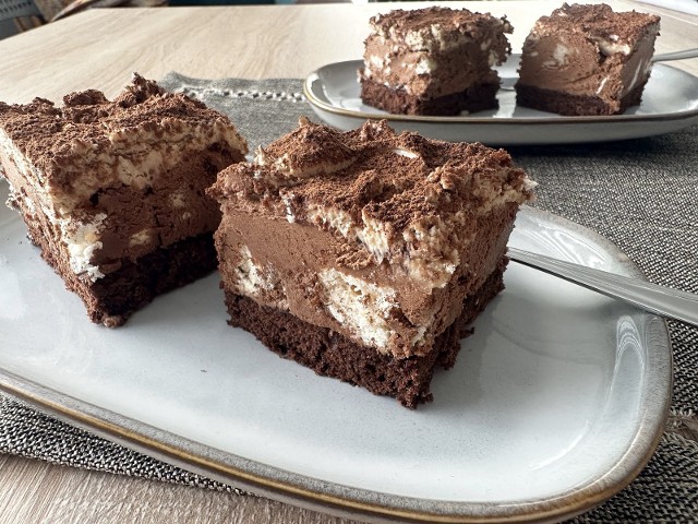 Wyśmienite ciasto z czekoladowo-kawowym kremem, bezami i warstwą śmietankowego serka. Zobacz, jak przygotować ciasto kostka hiszpańska. Kliknij w galerię i przesuwaj zdjęcia strzałkami lub gestem.